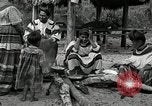 Standbild Seminole Native American Indian Village Florida United States USA, 1919, aus Sekunde 39 historischem Filmmaterial Videoclip 65675068420