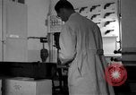 Standbild Kriminalpolizei Frankfurt Deutschland, 1954, aus Sekunde 23 historischem Filmmaterial Videoclip 65675068430