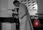 Standbild Kriminalpolizei Frankfurt Deutschland, 1954, aus Sekunde 34 historischem Filmmaterial Videoclip 65675068430