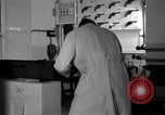 Standbild Kriminalpolizei Frankfurt Deutschland, 1954, aus Sekunde 35 historischem Filmmaterial Videoclip 65675068430