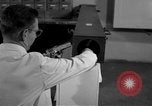 Standbild Kriminalpolizei Frankfurt Deutschland, 1954, aus Sekunde 44 historischem Filmmaterial Videoclip 65675068430