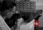 Standbild Kriminalpolizei Frankfurt Deutschland, 1954, aus Sekunde 55 historischem Filmmaterial Videoclip 65675068430