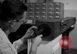 Standbild Kriminalpolizei Frankfurt Deutschland, 1954, aus Sekunde 56 historischem Filmmaterial Videoclip 65675068430