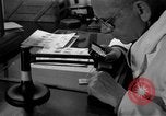 Standbild Kriminalpolizei Frankfurt Deutschland, 1954, aus Sekunde 25 historischem Filmmaterial Videoclip 65675068431