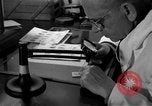 Standbild Kriminalpolizei Frankfurt Deutschland, 1954, aus Sekunde 26 historischem Filmmaterial Videoclip 65675068431