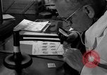 Standbild Kriminalpolizei Frankfurt Deutschland, 1954, aus Sekunde 33 historischem Filmmaterial Videoclip 65675068431