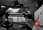 Standbild Kriminalpolizei Frankfurt Deutschland, 1954, aus Sekunde 38 historischem Filmmaterial Videoclip 65675068431