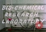 Standbild biochemische Forschung Labor United States USA, 1965, aus Sekunde 23 historischem Filmmaterial Videoclip 65675068432