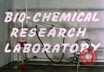 Standbild biochemische Forschung Labor United States USA, 1965, aus Sekunde 29 historischem Filmmaterial Videoclip 65675068432