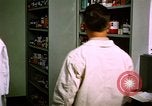 Standbild biochemische Forschung Labor United States USA, 1965, aus Sekunde 34 historischem Filmmaterial Videoclip 65675068432