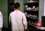 Standbild biochemische Forschung Labor United States USA, 1965, aus Sekunde 35 historischem Filmmaterial Videoclip 65675068432