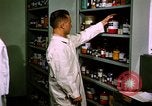 Standbild biochemische Forschung Labor United States USA, 1965, aus Sekunde 38 historischem Filmmaterial Videoclip 65675068432