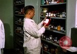 Standbild biochemische Forschung Labor United States USA, 1965, aus Sekunde 39 historischem Filmmaterial Videoclip 65675068432