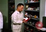 Standbild biochemische Forschung Labor United States USA, 1965, aus Sekunde 40 historischem Filmmaterial Videoclip 65675068432