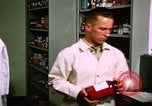 Standbild biochemische Forschung Labor United States USA, 1965, aus Sekunde 41 historischem Filmmaterial Videoclip 65675068432