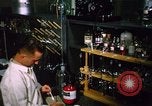 Standbild biochemische Forschung Labor United States USA, 1965, aus Sekunde 47 historischem Filmmaterial Videoclip 65675068432
