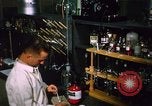 Standbild biochemische Forschung Labor United States USA, 1965, aus Sekunde 48 historischem Filmmaterial Videoclip 65675068432