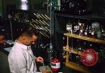 Standbild biochemische Forschung Labor United States USA, 1965, aus Sekunde 49 historischem Filmmaterial Videoclip 65675068432
