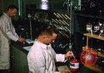 Standbild biochemische Forschung Labor United States USA, 1965, aus Sekunde 53 historischem Filmmaterial Videoclip 65675068432