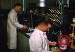 Standbild biochemische Forschung Labor United States USA, 1965, aus Sekunde 56 historischem Filmmaterial Videoclip 65675068432