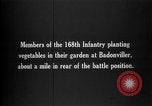 Standbild Truppen von 168 Infanterie Regiment (AEF) Pflanze Gemüse Badonviller Frankreich, 1918, aus Sekunde 3 historischem Filmmaterial Videoclip 65675068476