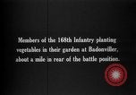 Standbild Truppen von 168 Infanterie Regiment (AEF) Pflanze Gemüse Badonviller Frankreich, 1918, aus Sekunde 4 historischem Filmmaterial Videoclip 65675068476