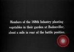 Standbild Truppen von 168 Infanterie Regiment (AEF) Pflanze Gemüse Badonviller Frankreich, 1918, aus Sekunde 8 historischem Filmmaterial Videoclip 65675068476