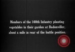 Standbild Truppen von 168 Infanterie Regiment (AEF) Pflanze Gemüse Badonviller Frankreich, 1918, aus Sekunde 9 historischem Filmmaterial Videoclip 65675068476