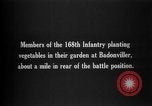 Standbild Truppen von 168 Infanterie Regiment (AEF) Pflanze Gemüse Badonviller Frankreich, 1918, aus Sekunde 12 historischem Filmmaterial Videoclip 65675068476