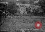 Standbild Truppen von 168 Infanterie Regiment (AEF) Pflanze Gemüse Badonviller Frankreich, 1918, aus Sekunde 16 historischem Filmmaterial Videoclip 65675068476