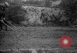 Standbild Truppen von 168 Infanterie Regiment (AEF) Pflanze Gemüse Badonviller Frankreich, 1918, aus Sekunde 17 historischem Filmmaterial Videoclip 65675068476
