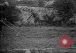 Standbild Truppen von 168 Infanterie Regiment (AEF) Pflanze Gemüse Badonviller Frankreich, 1918, aus Sekunde 18 historischem Filmmaterial Videoclip 65675068476