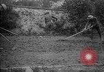 Standbild Truppen von 168 Infanterie Regiment (AEF) Pflanze Gemüse Badonviller Frankreich, 1918, aus Sekunde 19 historischem Filmmaterial Videoclip 65675068476