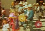 Immagine di Mummers mascherato Guatemala, 1946, secondo 30 filmato di repertorio 65675068497