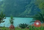 Standbild Waterfront Häuser Guatemala, 1946, aus Sekunde 25 historischem Filmmaterial Videoclip 65675068499