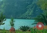 Standbild Waterfront Häuser Guatemala, 1946, aus Sekunde 26 historischem Filmmaterial Videoclip 65675068499