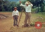 Immagine di Gli osservatori e i lavoratori indiani Guatemala, 1946, secondo 12 filmato di repertorio 65675068503