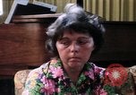 Standbild misshandelten Frauen United States USA, 1977, aus Sekunde 28 historischem Filmmaterial Videoclip 65675068527