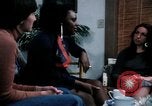 Standbild misshandelten Frauen United States USA, 1977, aus Sekunde 59 historischem Filmmaterial Videoclip 65675068528