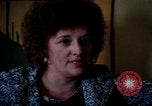 Standbild misshandelten Frauen United States USA, 1977, aus Sekunde 15 historischem Filmmaterial Videoclip 65675068531
