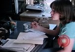 Standbild misshandelten Frauen United States USA, 1977, aus Sekunde 32 historischem Filmmaterial Videoclip 65675068531