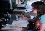Standbild misshandelten Frauen United States USA, 1977, aus Sekunde 36 historischem Filmmaterial Videoclip 65675068531