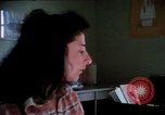 Standbild misshandelten Frauen United States USA, 1977, aus Sekunde 45 historischem Filmmaterial Videoclip 65675068531