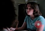 Standbild misshandelten Frauen United States USA, 1977, aus Sekunde 56 historischem Filmmaterial Videoclip 65675068531