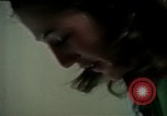 Standbild misshandelten Frauen United States USA, 1977, aus Sekunde 59 historischem Filmmaterial Videoclip 65675068531