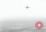 Standbild Air Attack Vietnam, 1965, aus Sekunde 34 historischem Filmmaterial Videoclip 65675068558