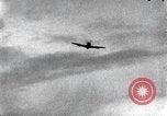 Standbild Air Attack Vietnam, 1965, aus Sekunde 40 historischem Filmmaterial Videoclip 65675068558