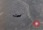 Standbild P-38 Lightning Flugzeuge United States USA, 1943, aus Sekunde 29 historischem Filmmaterial Videoclip 65675068572