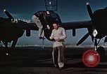 Standbild P-38 Lightning Flugzeuge United States USA, 1943, aus Sekunde 26 historischem Filmmaterial Videoclip 65675068573