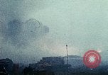 Immagine di Materiali di consumo catapultato alle truppe USA sotto attacco da nord Vietnamiti Il Vietnam, 1968, secondo 1 filmato di repertorio 65675068670